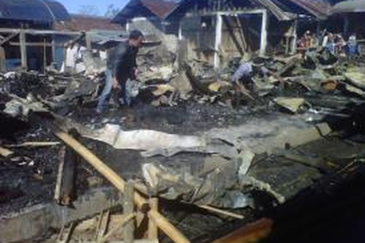 Petugas mengambil sampel puing-puing sisa kebakaran pasar Kaliangkrik, Kabupaten Magelang, Selasa (23/6/2015) siang. Kebakaran terjadi sekitar pukul 00.00 WIB.