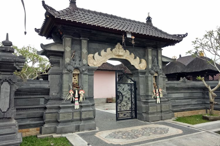 Angkul-angkul atau pintu masuk halaman utama pada Rumah Adat Bali.