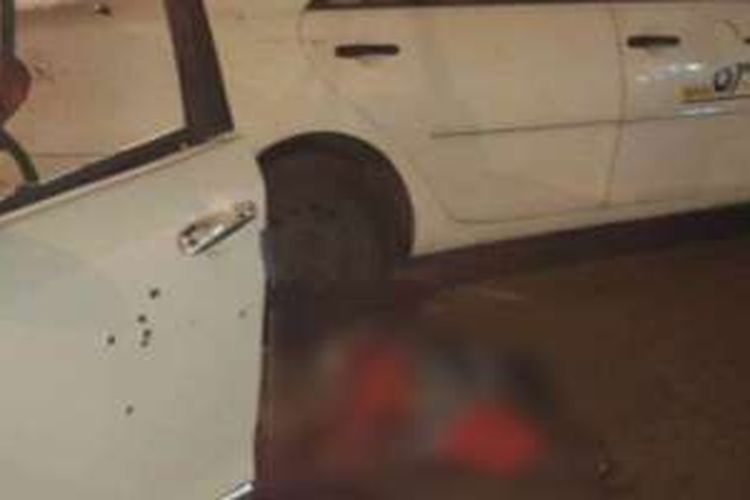 Sebuah gambar yang dilansir laman situs berita the Sabq, menunjukkan gambar tubuh yang terkapar di dekat sebuah taksi dan sebuah mobil dengan pintu yang terbuka. Di pintu mobil itu terlihat bekas lubang peluru.
