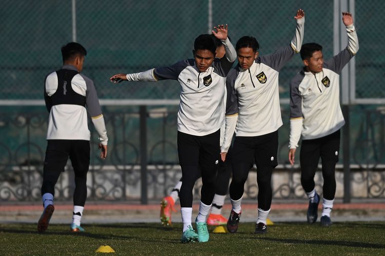 Sejumlah pemain Timnas U20 Indonesia melakukan pemanasan saat sesi latihan resmi jelang Piala Asia U20 di Tashkent State Transport University, Uzbekistan, Selasa (28/2/2023). Timnas U20 Indonesia yang berada di Grup A akan menjalani pertandingan perdananya melawan Timnas Irak pada Rabu 1 Maret 2023 di Stadion Lokomotiv, Tashkent, Uzbekistan. Artikel ini berisi jadwal siaran langsung timnas Indonesiaa vs Irak.