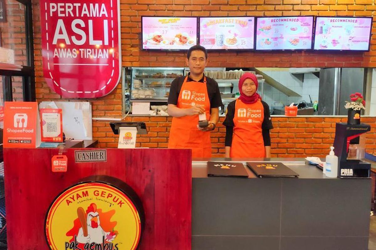 Ayam Gepuk Pak Gembus berhasil merajai pasar kuliner menu nasi ayam. 