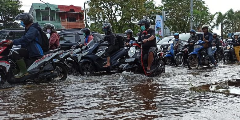 Motor terobos banjir