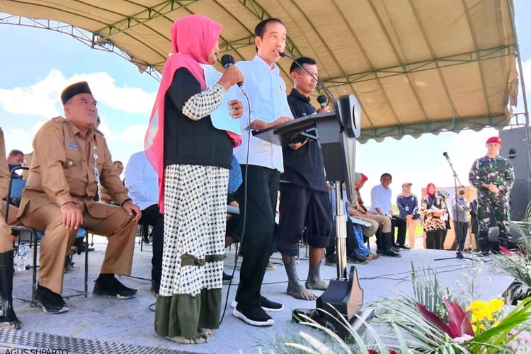 Warga Blora, Latina dan Yatimin dengan kaki penuh lumpur berdialog dengan Presiden Joko Widodo (Jokowi), i Desa Gabusan, Kecamatan Jati, Kabupaten Blora, Jawa Tengah, Jumat (10/3/2023).