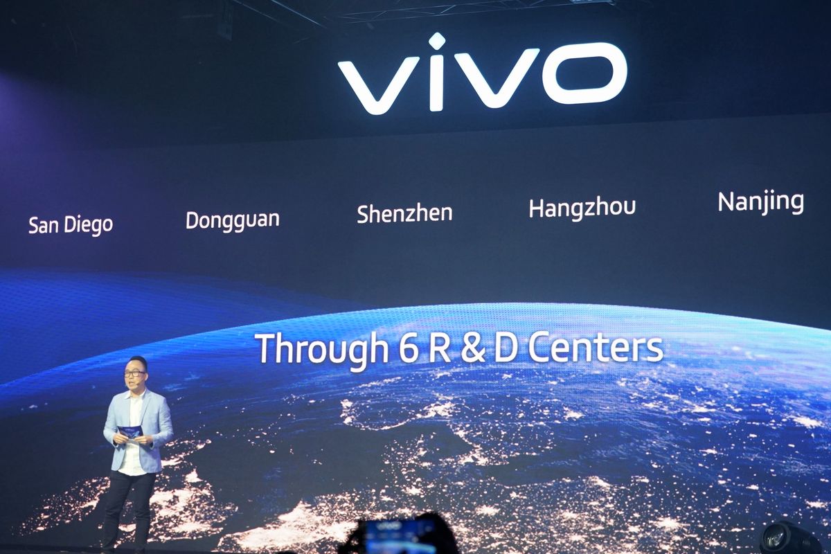 Senior Brand Director vivo Indonesia, Edy Kusuma memaparkan komitmen Vivo dalam pengembangan produk smartphone mereka dengan membangun sejumlah pusat riset dan teknologi. Total ada enam pusat riset yang dimiliki vivo di seluruh dunia.