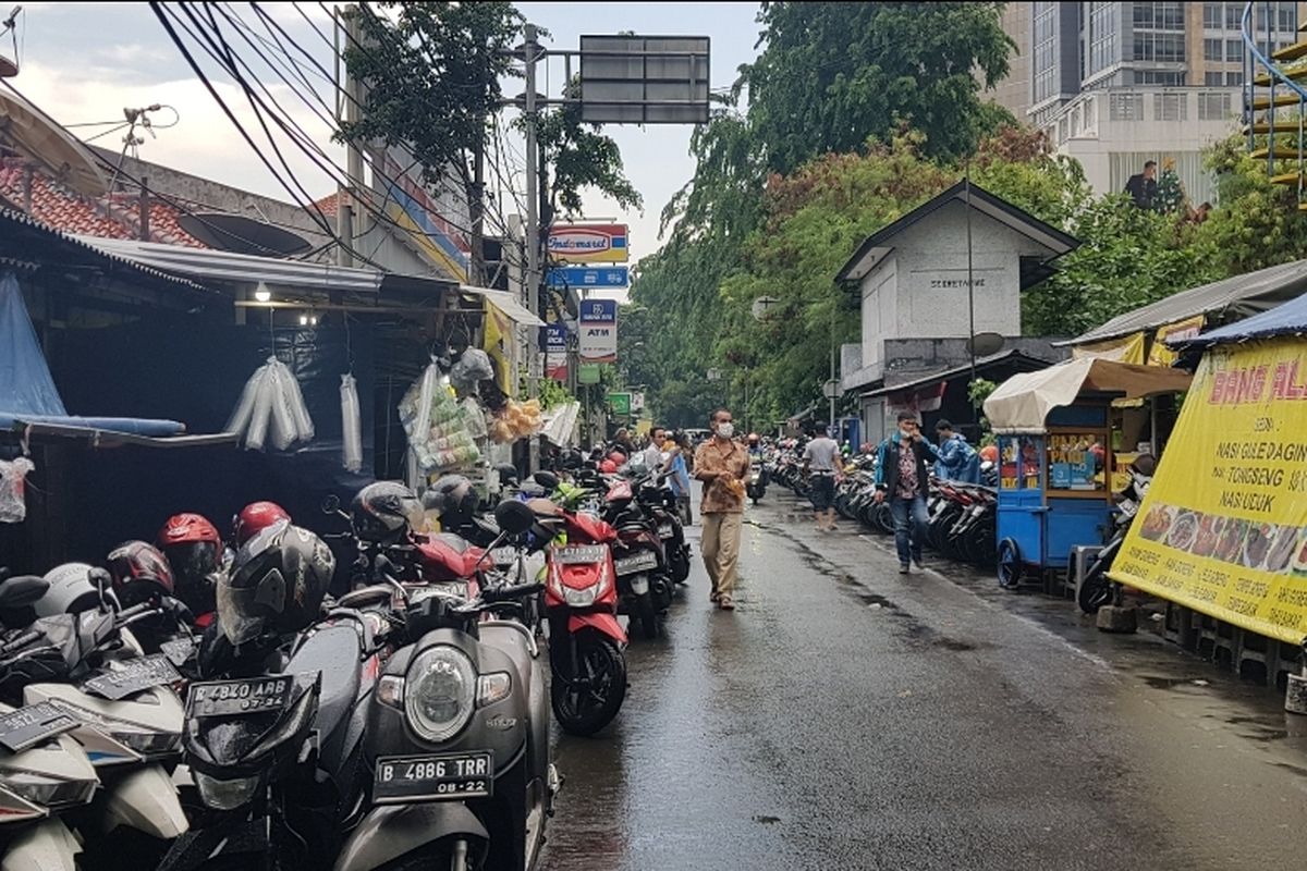 Area yang dimanfaatkan menjadi lahan parkir di kawasan Kebon Kacang, Tanah Abang, Jakarta Pusat.