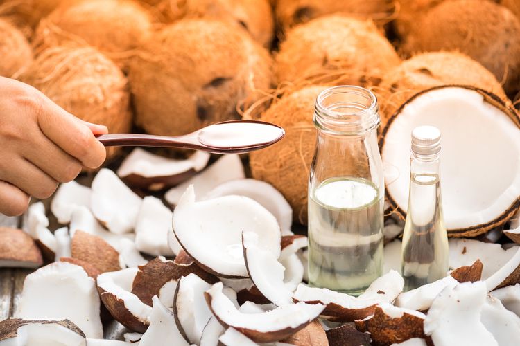 Ilustrasi minyak kelapa murni atau virgin coconut oil (VCO). 