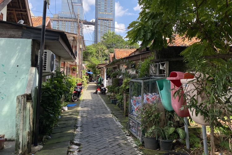 Suasana RW 06 Kampung Kebon Melati yang asri dan sejuk meski diapit gedung tinggi kawasan Thamrin, Jakarta Pusat.