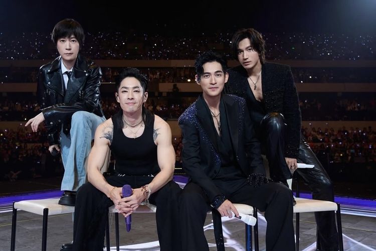 Potret F4 dan Ashin dari Mayday saat sedang tampil menghibur penggemar.
