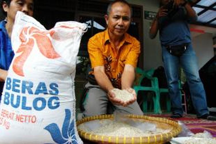 Seorang warga dari RW O7 Kelurahan Ciriung, Kabupaten Bogor, menunjukkan beras miskin (raskin) tak layak konsumsi yang didapatnya, Senin (7/9/2015). Setelah dimasak, rasanya pahit, berwarna kecokelatan, dan berbau. K97-14  