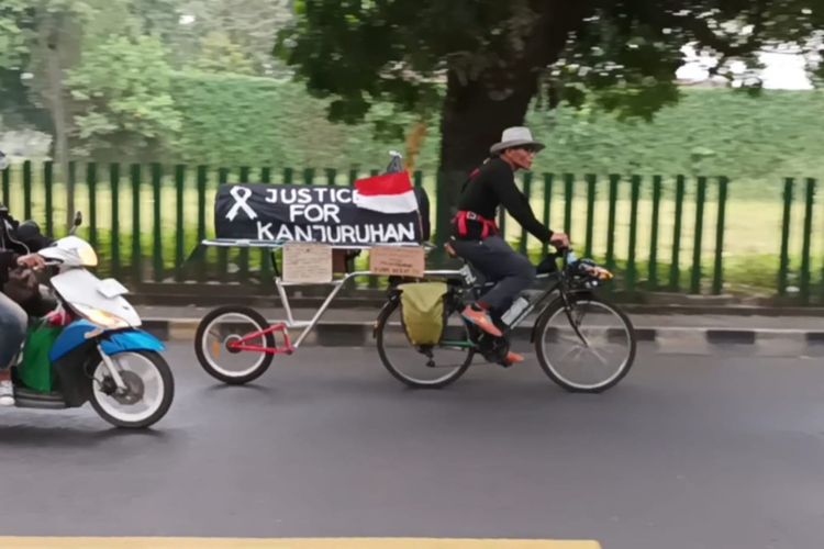 Aksi bersepeda dari Malang ke Jakarta yang dilakukan oleh Aparatur Sipil Negara (ASN) Pemkot Batu bernama Miftahudin Ramli (53).