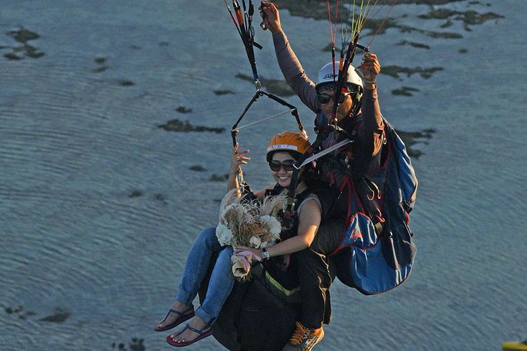 Gaby menjajal tandem paralayang di Desa Kutuh Nusa Dua Bali, Minggu (16/6/2019).  Aktivitas ini dilakukan bersama pasangannya Stevie sebagai perayaan pernikahan mereka yang dilangsungkan sehari sebelumnya.