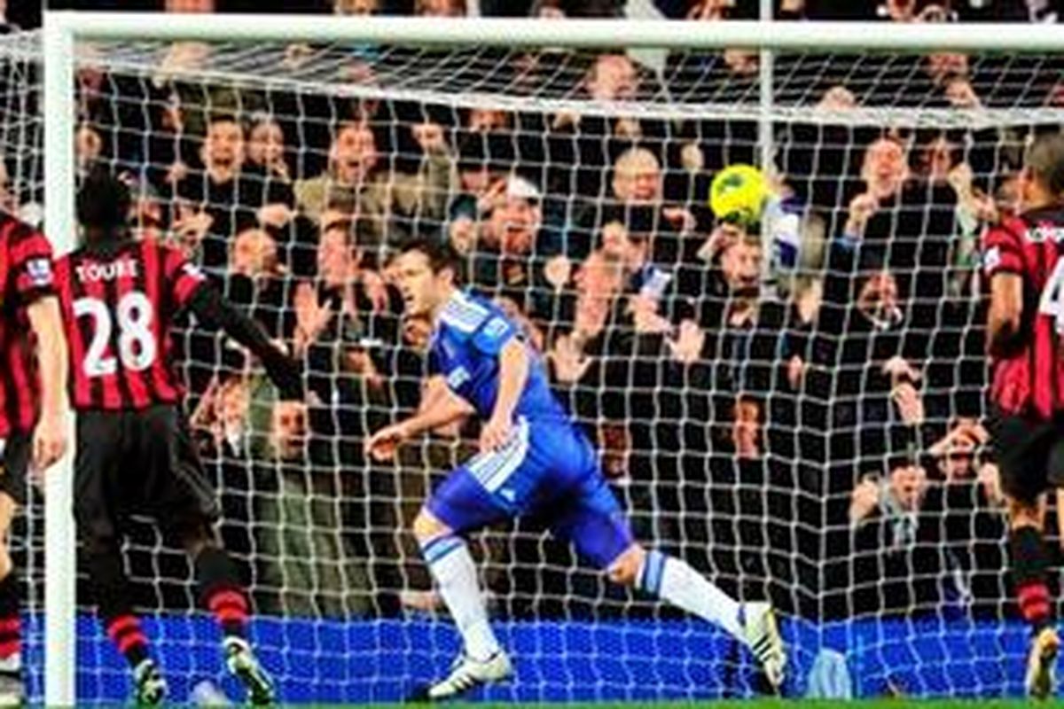 Gelandang Chelsea, Frank Lampard (tengah), sukses mengeksekusi hadiah penalti ke gawang Manchester City pada lanjutan Premier League, Senin atau Selasa (13/12/2011) dini hari WIB. Gol itu memastikan kemenangan Chelsea 2-1 dan mengakhiri rekor tak terkalahkan City.