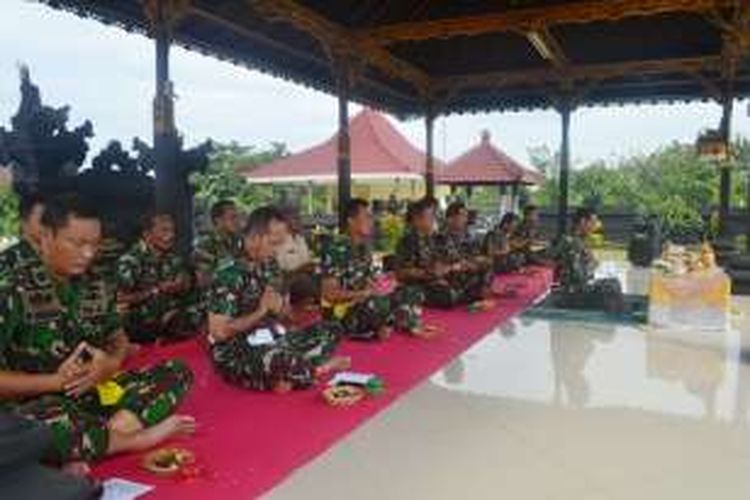 Prajurit TNI AL berdoa untuk Timnas Indonesia di Pura Jala Wira Dharma Surabaya, Rabu (14/12/2016)