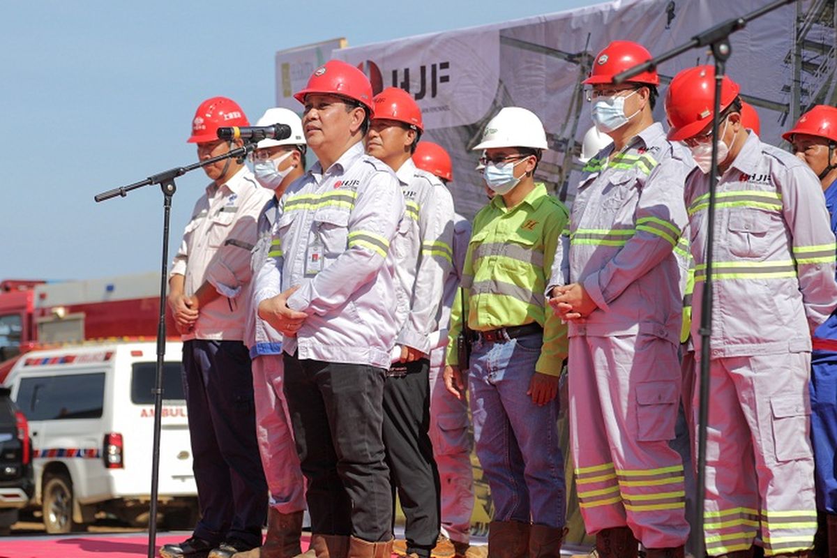 Peresmian beroperasinya smelter feronikel PT Halmahera Jaya Feronikel (PT HJF) berkapasitas 780.000 ton per tahun di Pulau Obi, Halsel, Maluku Utara, Selasa (18/10/2022).