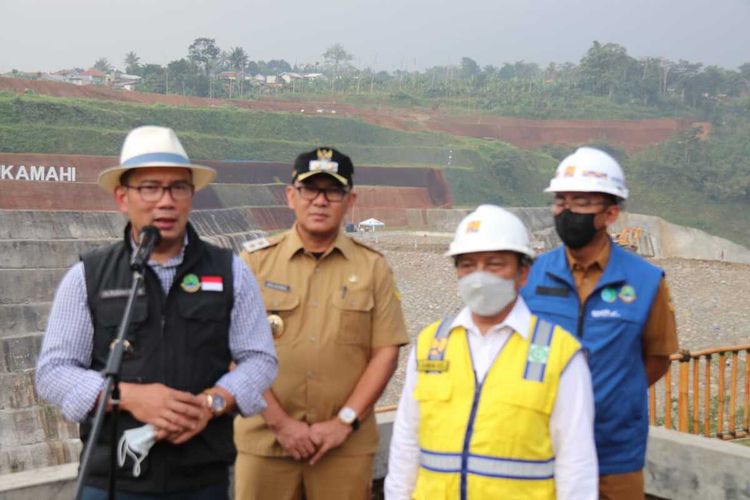 Gubernur Jawa Barat Ridwan Kamil didampingi Plt Bupati Bogor Iwan Setiawan saat mengecek dua proyek bendungan kering (dry dam) Ciawi dan Sukamahi di Kabupaten Bogor, Jawa Barat, Senin (25/7/2022).