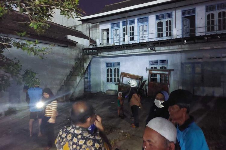 Potret TKP kasus seorang warga berinisial WSP (42) ditemukan bersimbah darah di Kelurahan Cangakan, Kabupaten Karanganyar, Jawa Tengah (Jateng) pada Rabu (11/10/2023).
