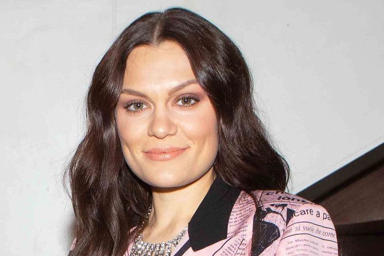 Cerita penyanyi Jessie J yang berjuang melawan kanker payudara dan proses pengobatan. Ketahui gejala kanker payudara yang sempat dialaminya.