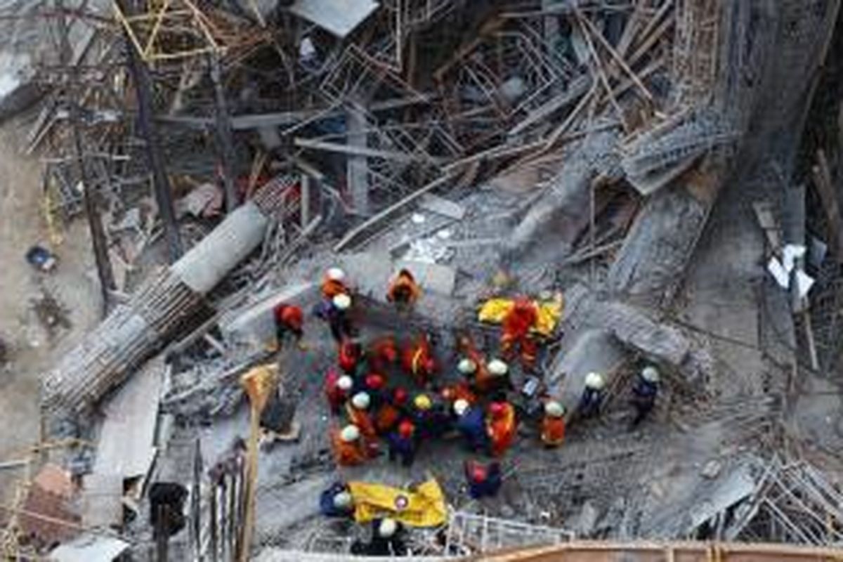 Tim evakuasi tengah mencari korban Jembatan penghubung Gedung Arsip dan Perpustakaan DKI Jakarta yang mabruk di Taman Ismail Marzuki, Cikini, Jakarta Pusat, Jumat (31/10/2014). Peristiwa itu menewaskan empat orang dan lima orang lainnya terluka berat. WARTA KOTA/ANGGA BHAGYA NUGRAHA