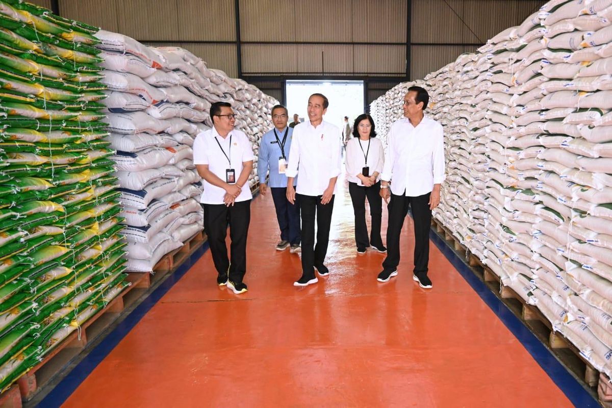 Presiden Joko Widodo menyerahkan bantuan pangan beras cadangan pangan pemerintah (CBP) kepada masyarakat penerima manfaat di Gudang Bulog Sendangsari, Kabupaten Bantul, Daerah Istimewa Yogyakarta pada Selasa, 30 Januari 2024. Saat berdialog dengan warga, Presiden mengatakan bahwa bantuan tersebut akan diberikan hingga bulan Juni.