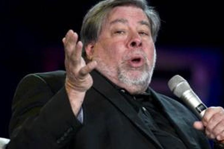 Steve Wozniak bersama Steve Jobs membuat komputer Apple 1 pada tahun 1976.