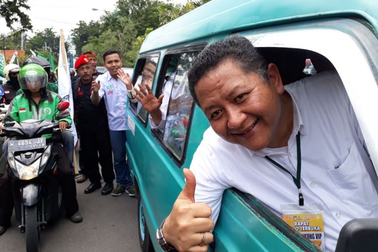 Wakil wali kota Surabaya jadi sopir angkot mengantar Gus Ipul-Puti Soekarno