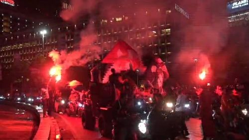 Kehebohan Pendukung Pramono-Rano Deklarasi Kemenangan di Bundaran HI, Ada Anggota Jakmania