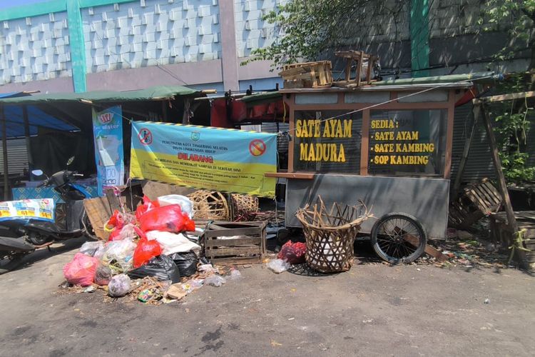 Baru Sehari Diangkut, Sampah Kembali Menumpuk di Jalan Pemuda Ciputat Tangsel