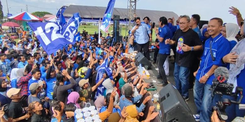 Ketua Umum Partai Amanat Nasional (PAN) Zulkifli Hasan (Zulhas) bersama jajaran DPP PAN saat berkampanye di Lapangan Bola Kedungjaya, Desa Kedungjaya, Kecamatan Kedawung, Kabupaten Cirebon, Jawa Barat, Jumat (26/1/2024).