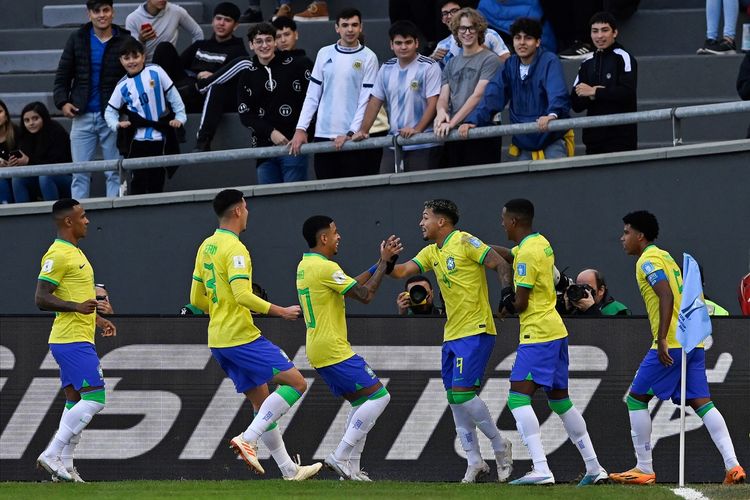 Para pemain Brasil merayakan gol ke gawang Tunisia dalam babak 16 besar Piala Dunia U20 2023 d Stadion La Plata, Argentina, 31 Mei 2023. Brasil sukses memenangi laga tersebut dengan skor 4-1 sehingga berhak melaju ke perempat final atau 8 besar Piala Dunia U20 2023.