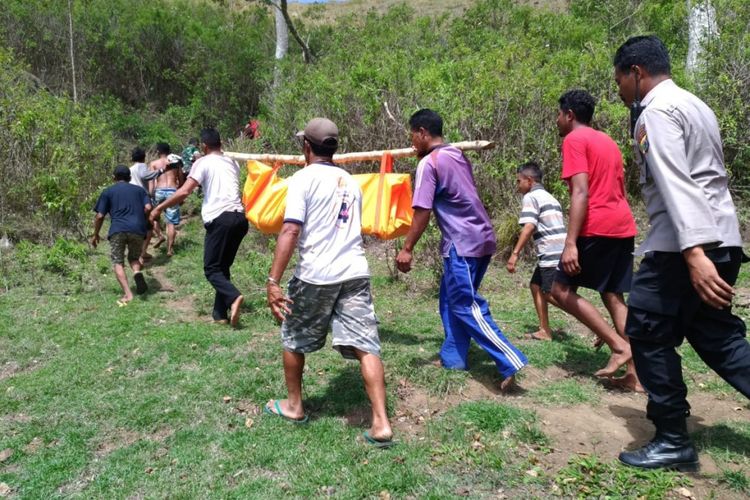 Jenazah Susiana, saat digotong warga dan polisi dari Resor Ngada, NTT.