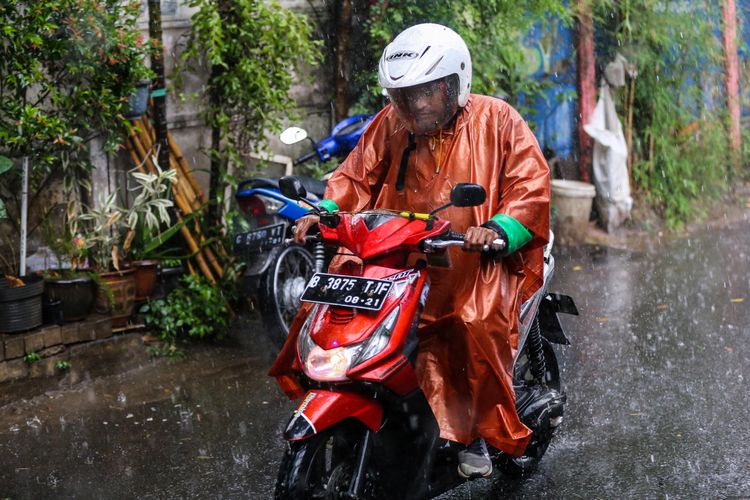Begini Cara Pemprov DKI Atasi Mikroplastik di Langit dan Air Hujan Jakarta