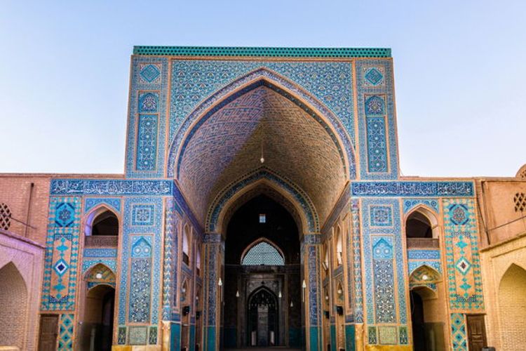 Bagian pelataran Masjid Jame, salah satu masjid dengan menara tertinggi di Iran. (Shutterstock)