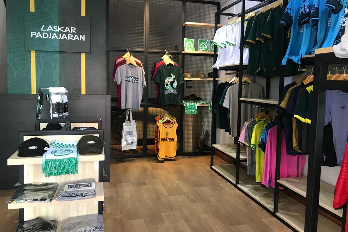Persikabo 1973 resmi membuka offisial store yang menyediakan merchandise klub mulai dari jersey original hingga pernak-pernik lainnya pada Selasa (12/9/2023).