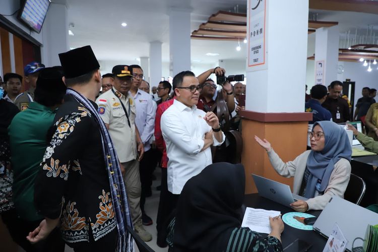 Menteri Pendayagunaan Aparatur Negara dan Reformasi Birokrasi (PANRB) Abdullah Azwar Anas dalam acara peresmian Mal Pelayanan Publik (MPP) Kabupaten Trenggalek, Selasa (20/8/2024).