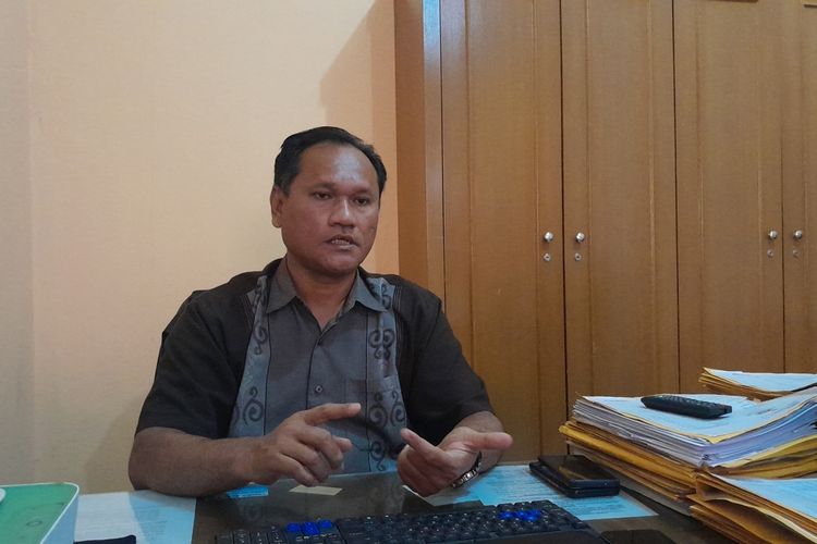 Aiptu Darwin Hutasoit seorang polisi dan penatua Majelis Gereja Immanuel Karawang saat wawancara dengan Kompas.com di Mapolsek Telukjambe Timur, Karawang, Jawa Barat, Sabtu (8/4/2023).