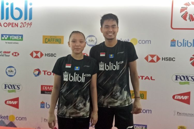 Pasangan ganda campuran Indonesia, Tontowi Ahmad/Winny Oktavina Kandow usai bertanding pada babak kedua Indonesia Open 2019 yang berlangsung di Istora Senayan, Kamis (18/7/2019).
