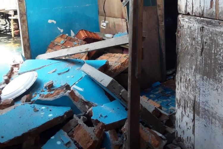 Sebuah rumah warga di Desa Sawai, kecamatan Seram Utara, Kabupaten Maluku Tengah mengalami kerusakan akibat gempa 5,9 magnitudo yang mengguncang wilayah tersebut, Kamis (4/11/2021)