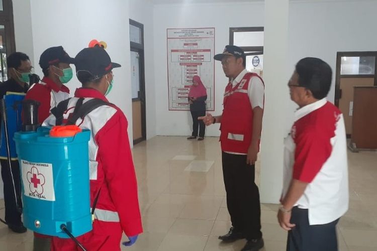 Petugas melakukan penyemprotan cairan disinfektan untuk mencegah virus corona di Markas UTD PMI yang dipimpin langsung Ketua PMI Kota Tegal Agus Dwi S, Selasa (24/3/2020). 