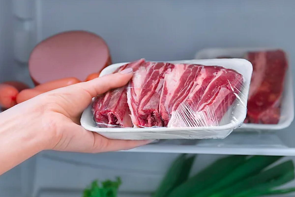Ilustrasi menyimpan daging di kulkas