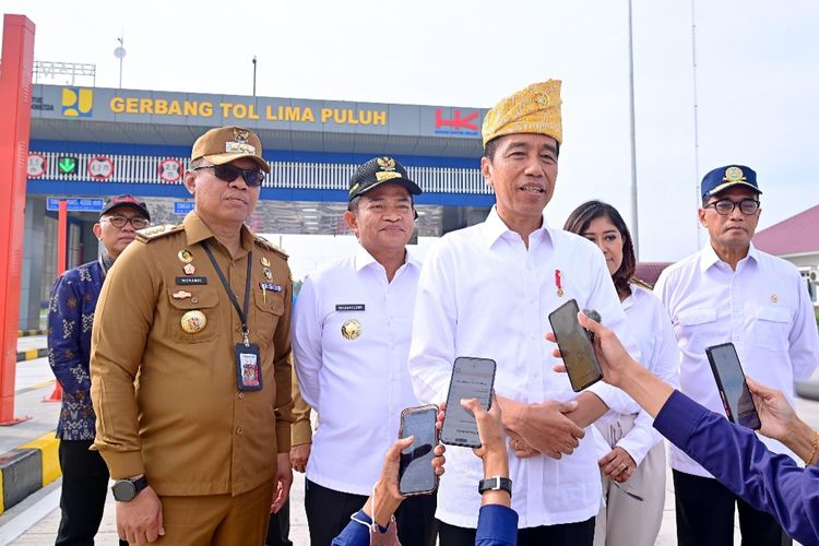 Presiden Joko Widodo saat memberikan keterangan pers soal Pemilu  2024 di Sumatera Utara pada Rabu (7/2/2024).