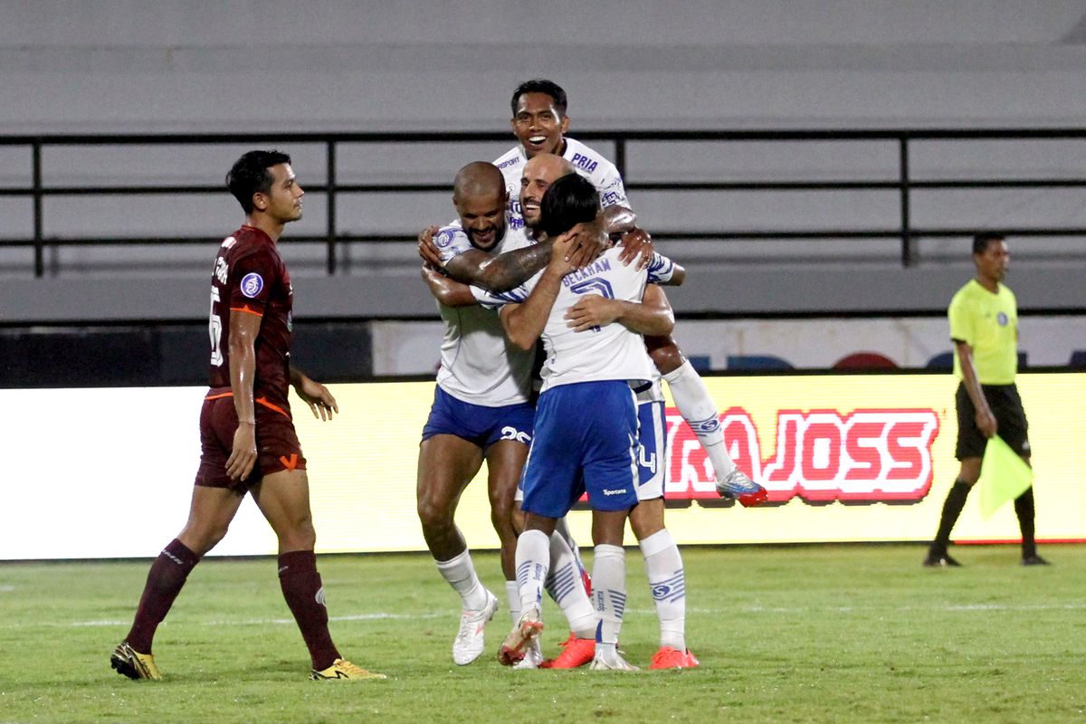 Selebrasi pemain Persib Bandung seusai assist Beckham Putra menghasilkan gol ke gawang Borneo FC pada pertandingan pekan 20 Liga 1 2021-2022 yang berakhir dengan skor 0-1 di Stadion Kapten I Wayan Dipta Gianyar, Selasa (18/1/2021) malam