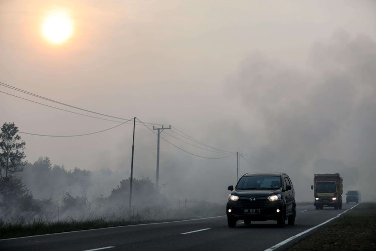 Kendaraan melintas saat Kebakaran hutan dan lahan (Karhutla) di kabupaten Katingan Palangka Raya, Kalimantan Tengah, Selasa (1/10/2019).