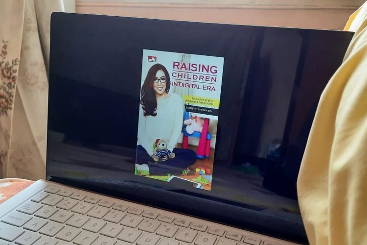 Cover buku Raising Children in Digital Era. 