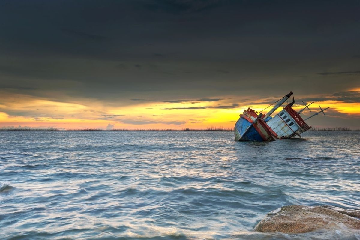 Kapal tenggelam.