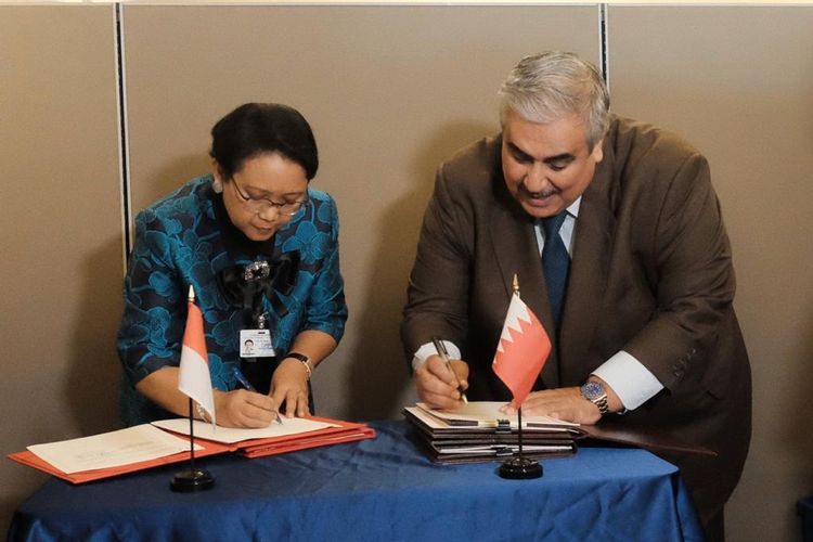 Menteri Luar Negeri (Menlu) Retno Marsudi dan Menlu Bahrain tandatangani MoU perjanjian bebas visa untuk passport Diplomatik dan Dinas kedua negara.