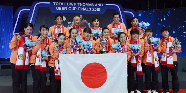 Tim putri Jepang berpose di podium seusai memastikan diri sebagai juara Piala Uber 2018 dengan mengalahkan Thailand, 3-0 pada babak final yang berlangsung di Impact Arena, Bangkok, Thailand, Sabtu (26/5/2018).
