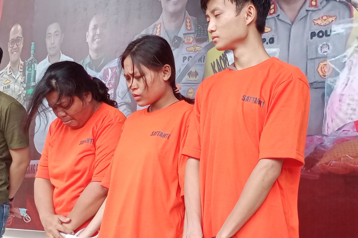 Tiga tersangka dalam kasus perdagangan bayi yang diungkap oleh Sat Reskrim Polresta Malang Kota. 