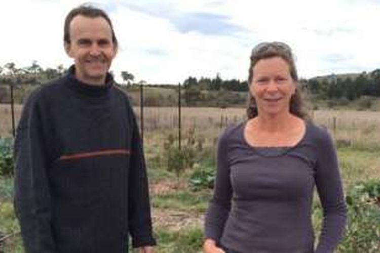 Jane Pickard dan Kevin Hartley di lahan dekat Kota Armidale, New South Wales, Australia.

