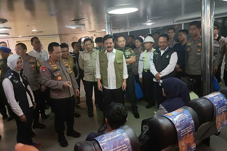 Menteri Koordinator Bidang Politik, Hukum, dan Keamanan (Menko Polhukam) Hadi Tjahjanto saat berbincang ddengn penumpang di pelabuhan Merak. Senin (1/4/2024).