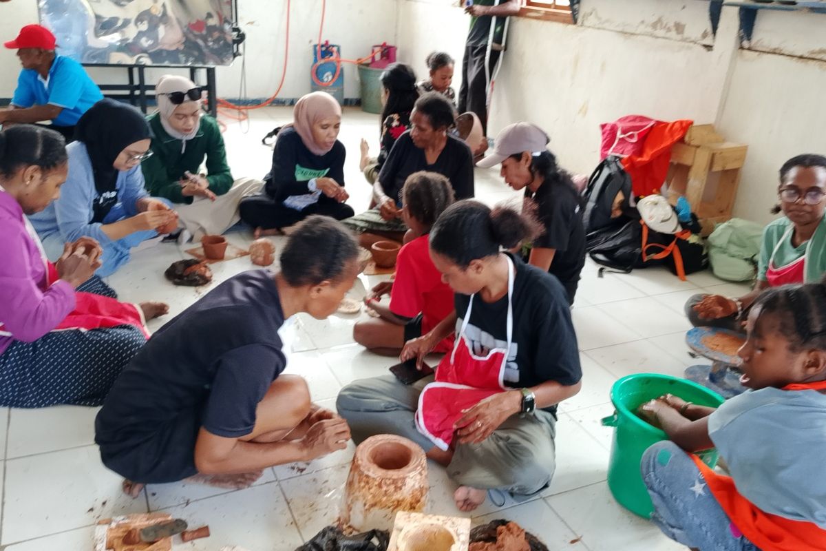Menoken Menoken Buat Gerabah, Menghidupkan Budaya Leluhur di Kampung Abar